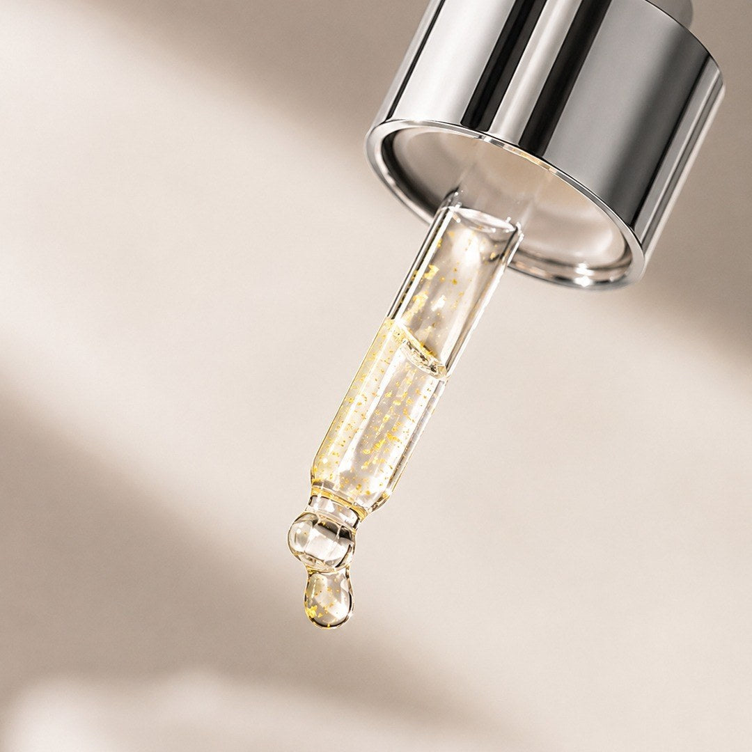 Gota de sérum con partículas doradas